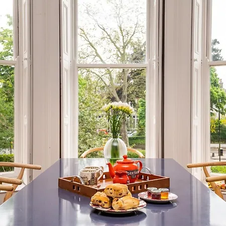 2, 2 Driffield Terrace Bright & Spacious 2-bed In - Pass The Keys ヨーク