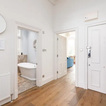 2, 2 Driffield Terrace Bright & Spacious 2-bed In - Pass The Keys * ヨーク