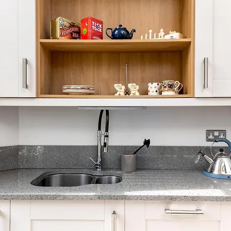 2, 2 Driffield Terrace Bright & Spacious 2-bed In - Pass The Keys ヨーク