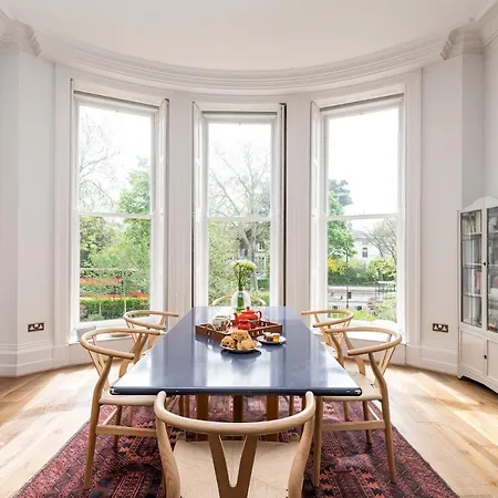 Bright & Spacious I Pass The Keys Apartment York
