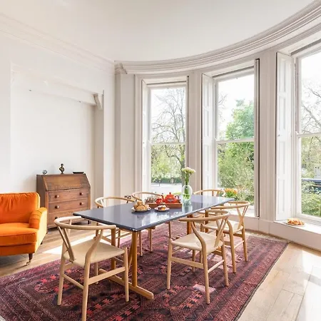 Bright & Spacious I Pass The Keys יורק