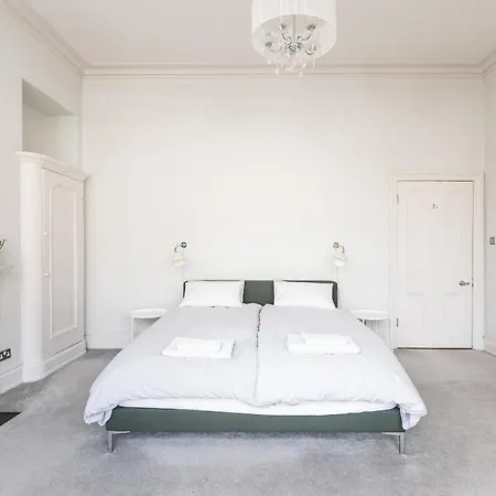Apartment Bright & Spacious I Pass The Keys *