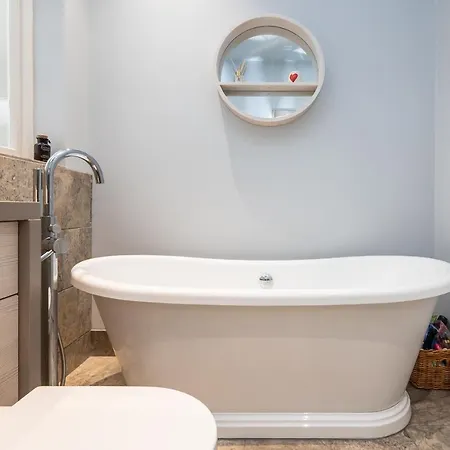 2, 2 Driffield Terrace Bright & Spacious 2-bed In - Pass The Keys Daire