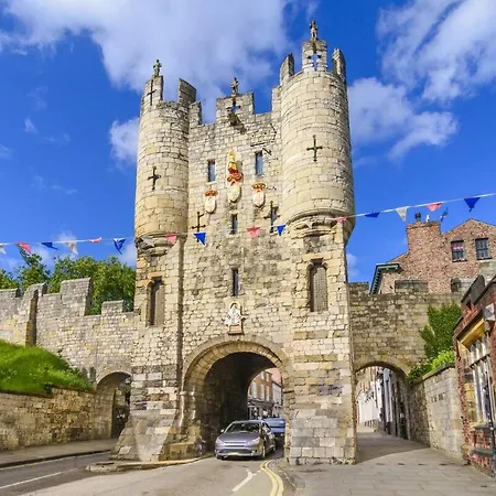 2, 2 Driffield Terrace Bright & Spacious 2-bed In - Pass The Keys York